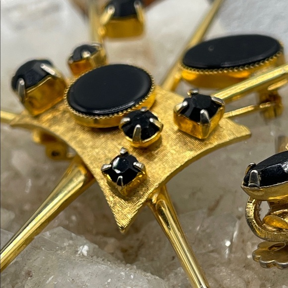 2.15.26-12 Vintage Gold & Black Brooch & Clip Earrings Set - Picture 3 of 16